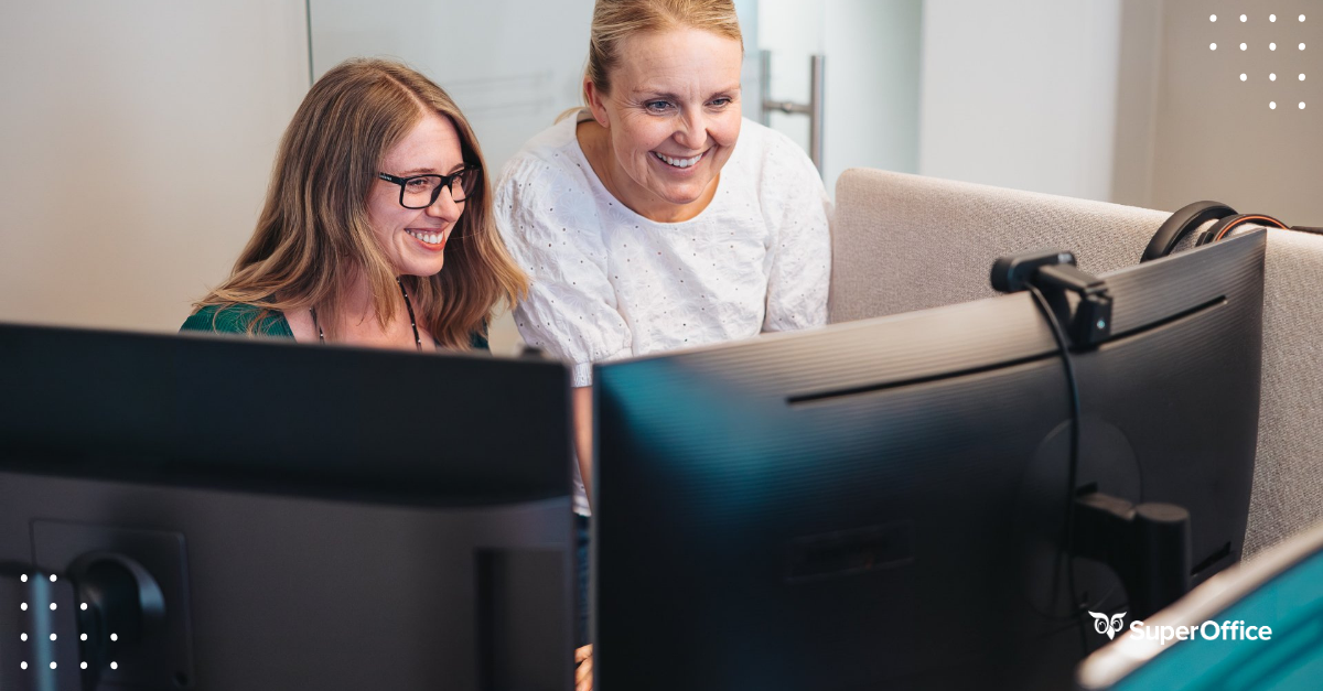 Billede af to kvindelige kollegaer på kontoret