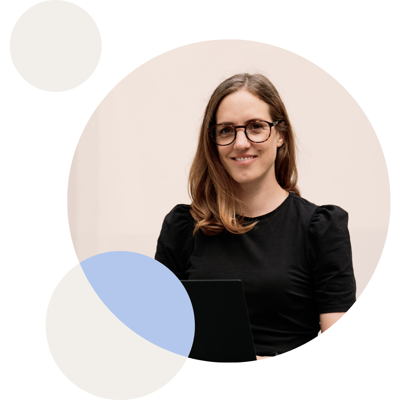 Mand viser numre på et diagram